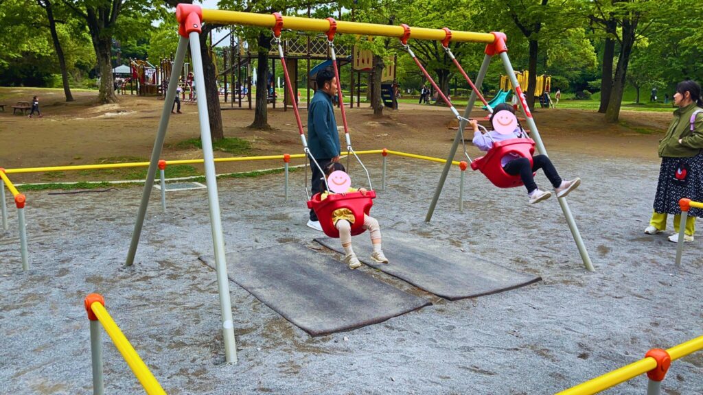 岩槻城址公園のわんぱく広場内にあるインクルーシブ遊具のブランコ