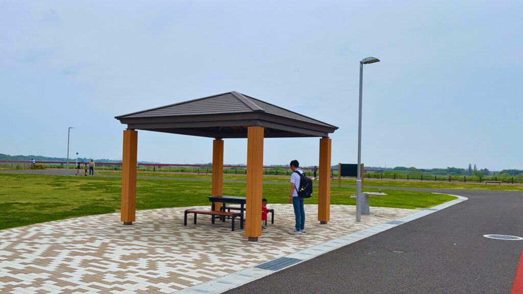 大間近隣公園(大間見晴らしの丘)の多目的広場の東屋