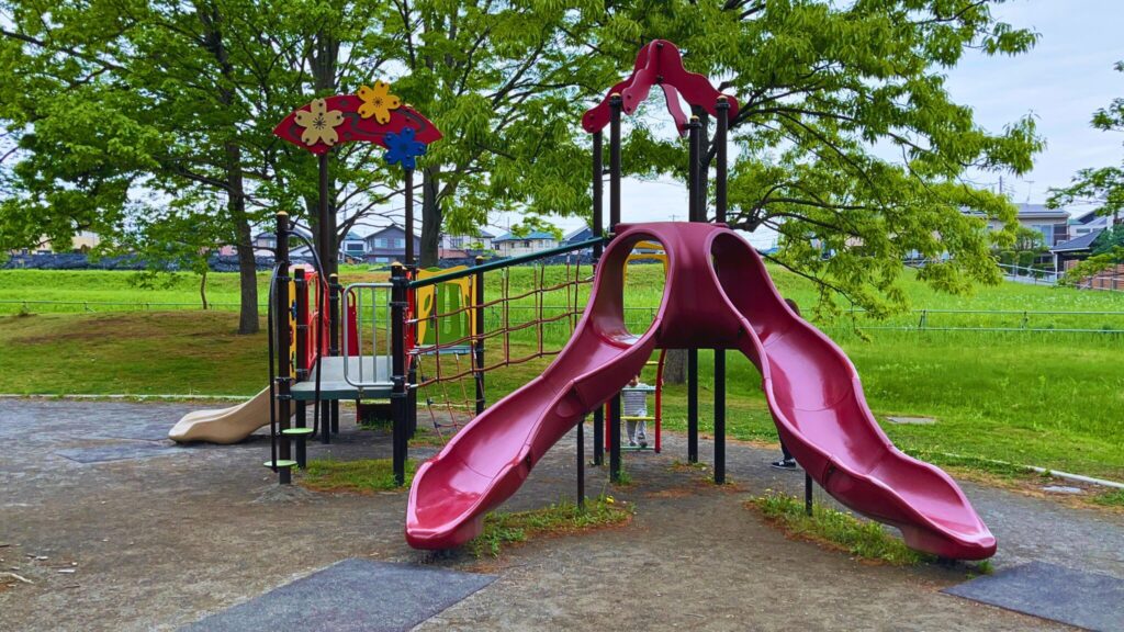 岩槻城址公園のわんぱく広場内にある幼児向け複合遊具