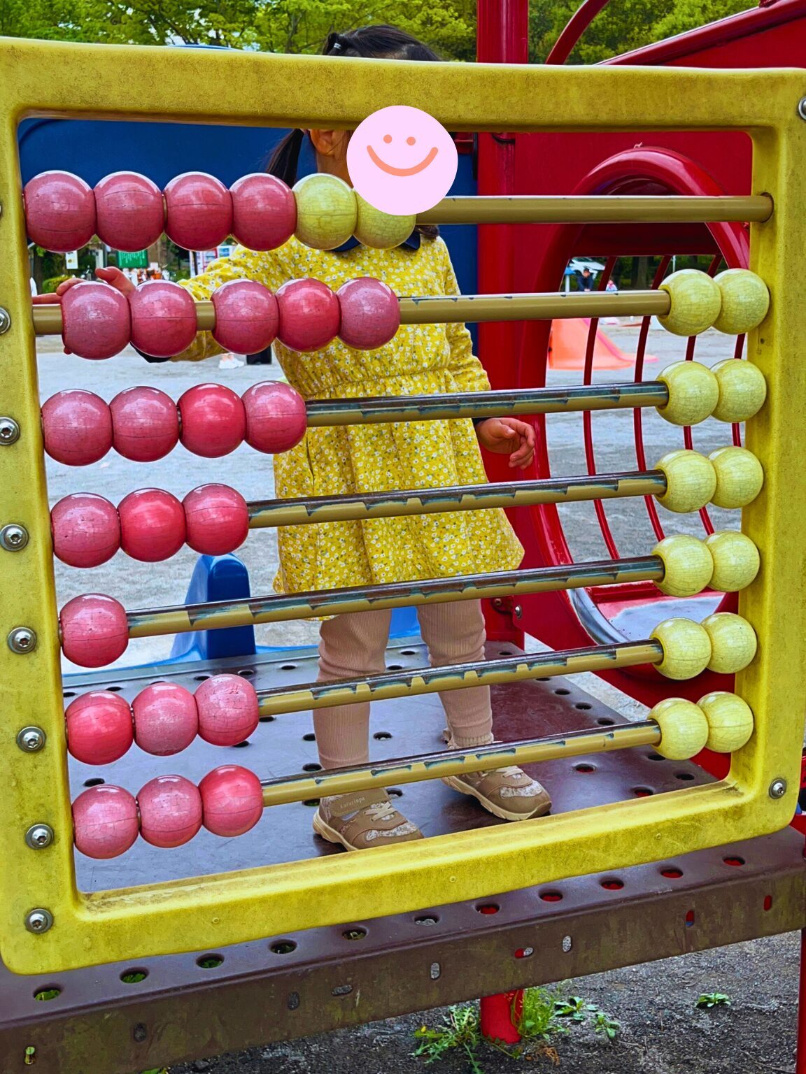 岩槻城址公園のわんぱく広場内にある汽車のデザインの幼児向け複合遊具のパネル遊具で遊ぶ子供