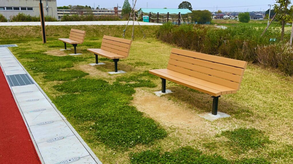 大間近隣公園(大間見晴らしの丘)の多目的広場のベンチ