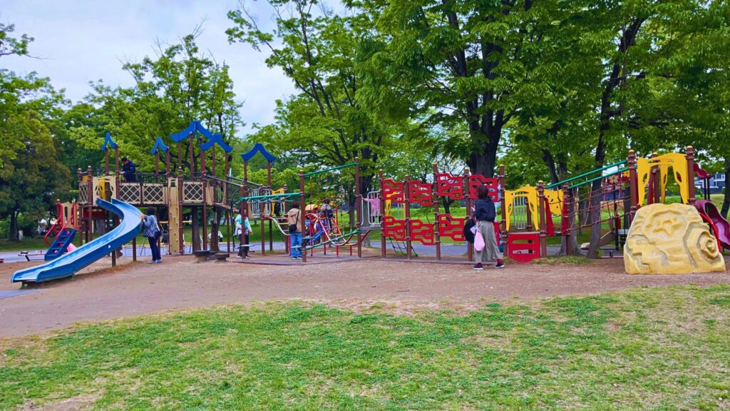 岩槻城址公園のわんぱく広場内にある小学生向け複合遊具