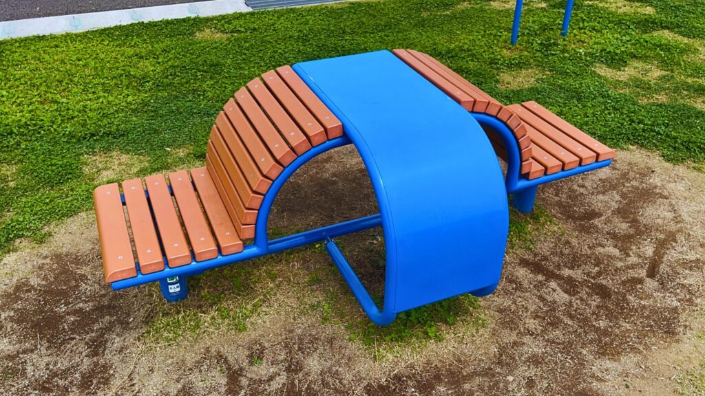 大間近隣公園(大間見晴らしの丘)の健康器具「背伸ばしベンチ」