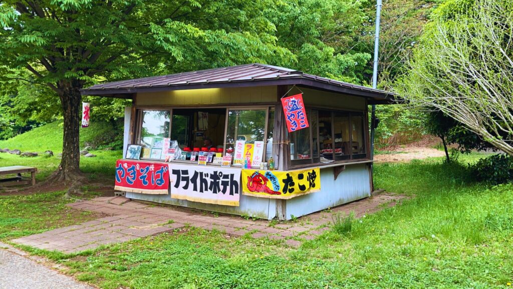 岩槻城址公園のやきそばやフライドポテトの看板が出ている屋台