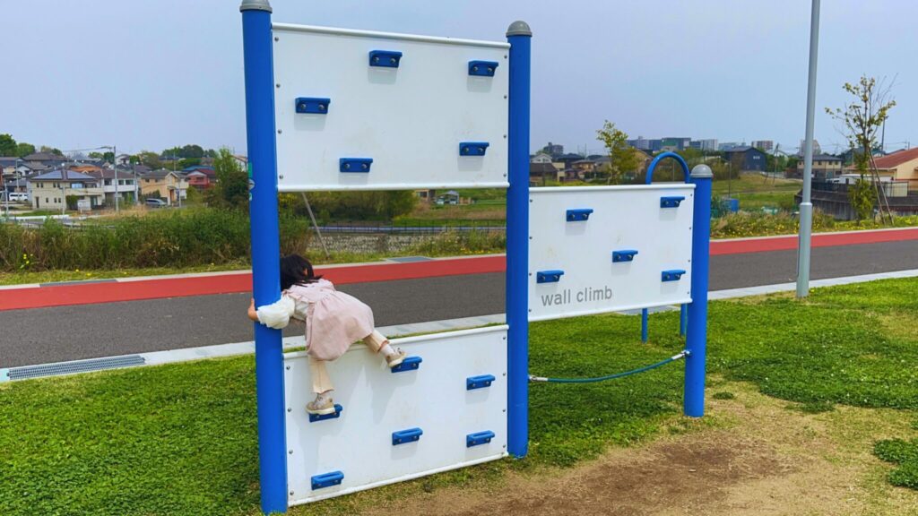 大間近隣公園(大間見晴らしの丘)の健康器具「ウォールクライム」