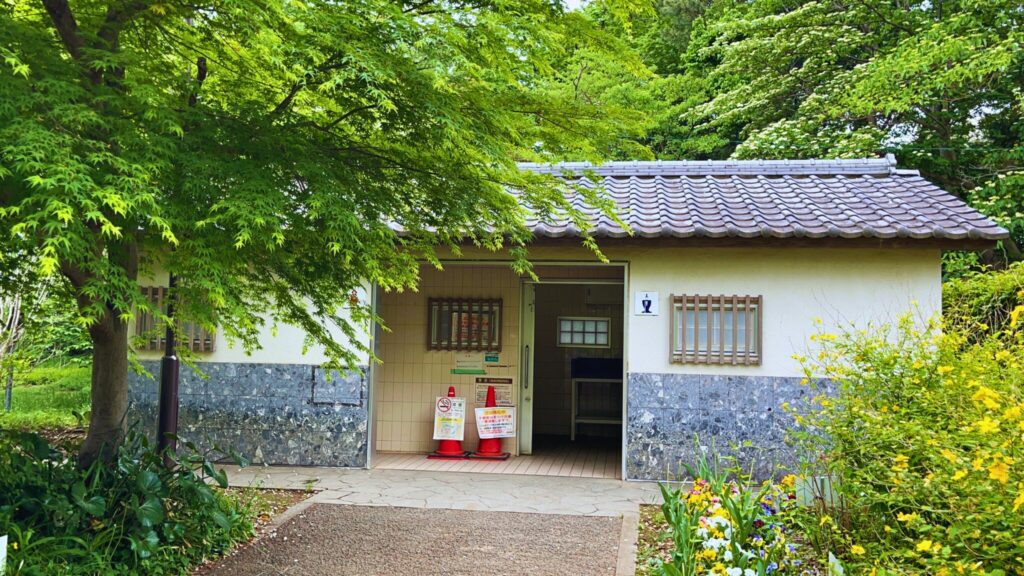 岩槻城址公園のわんぱく広場横の瓦屋根の公衆トイレ