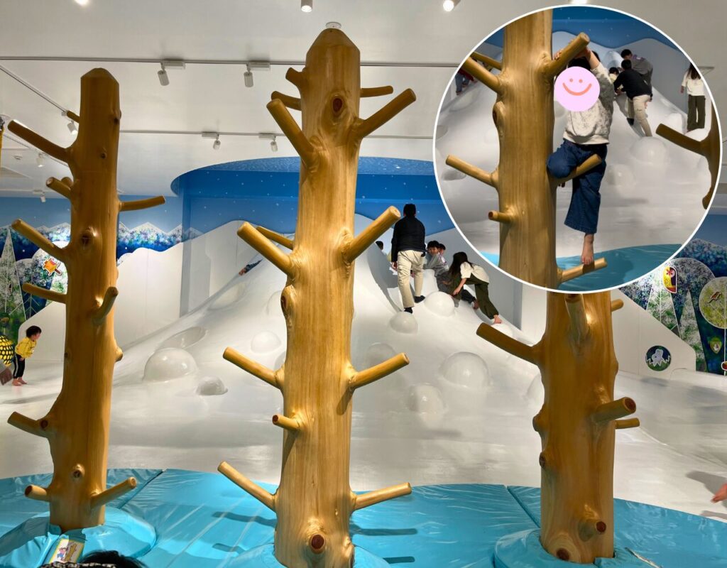 ながのこども館ながノビ!森の探検広場内の木登りのアスレチックで遊ぶ子供