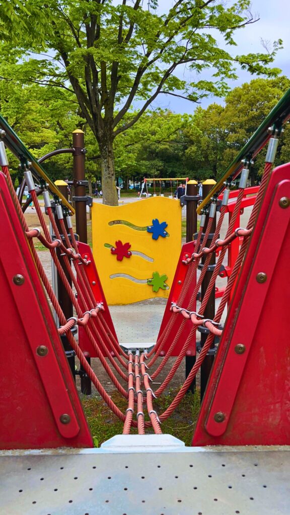 岩槻城址公園のわんぱく広場内にある幼児向け複合遊具のネットのつり橋