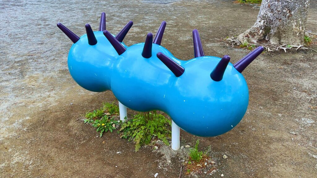 岩槻城址公園のわんぱく広場内にある水色のロッキング遊具