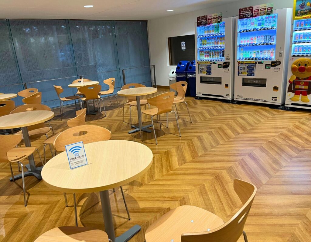 ながのこども館ながノビ!のアンパンマンの自販機があるレストルーム