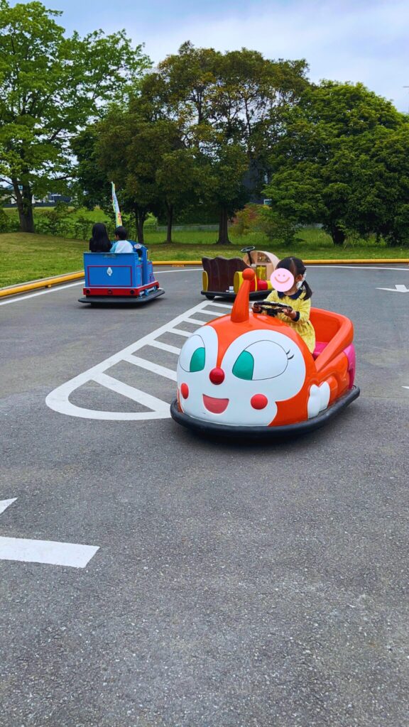 岩槻城址公園のピクニック広場内にあるバッテリーカーに乗る子ども