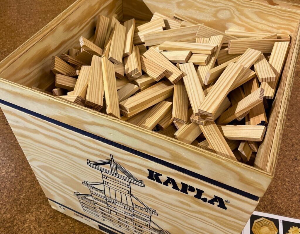 ながのこども館ながノビ！森の探検広場内の木製知育玩具「KAPLA]
