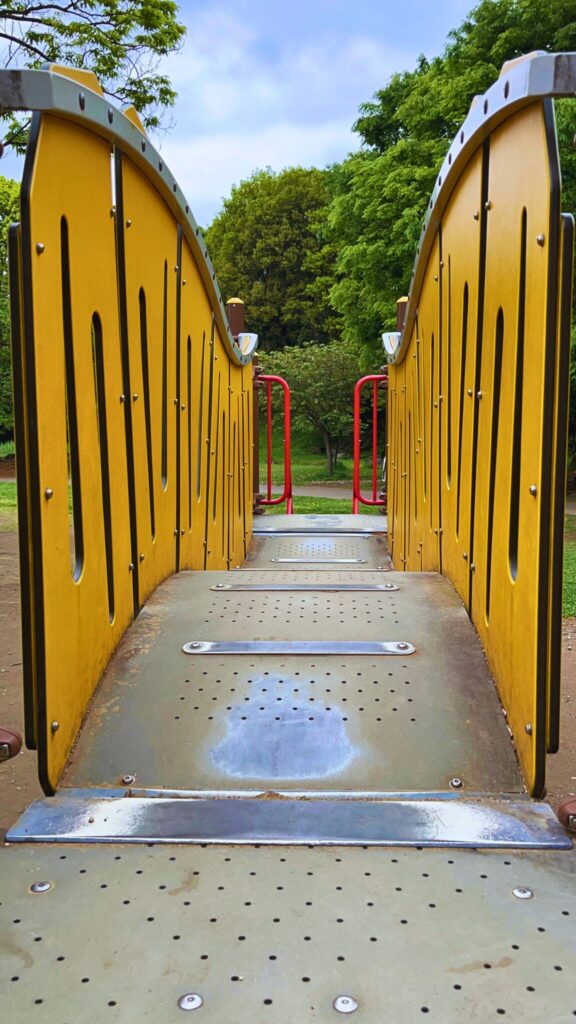 岩槻城址公園のわんぱく広場内にある幼児向け複合遊具の上下に湾曲している橋