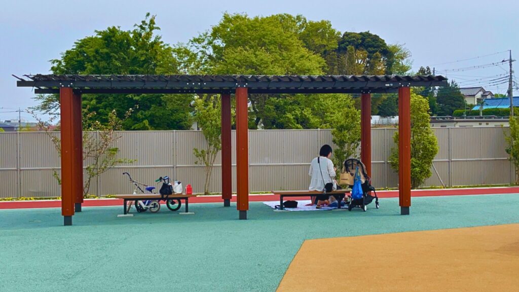 大間近隣公園(大間見晴らしの丘)の遊具広場の東屋