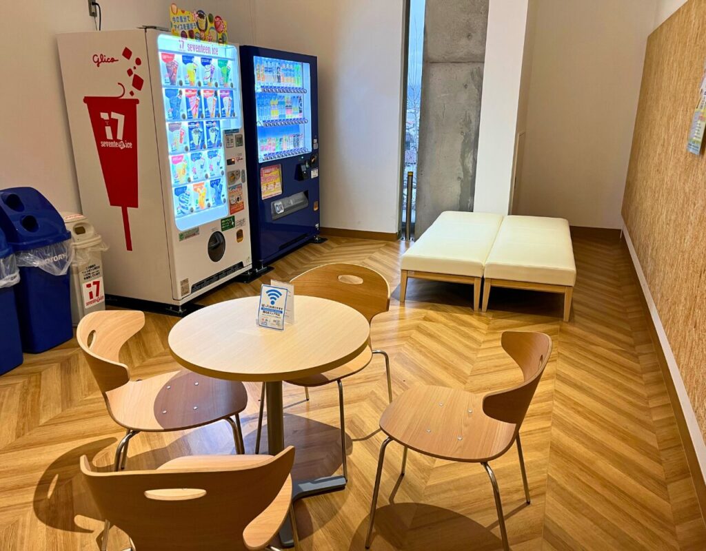 ながのこども館ながノビ!のアイスクリームの自販機があるレストルーム