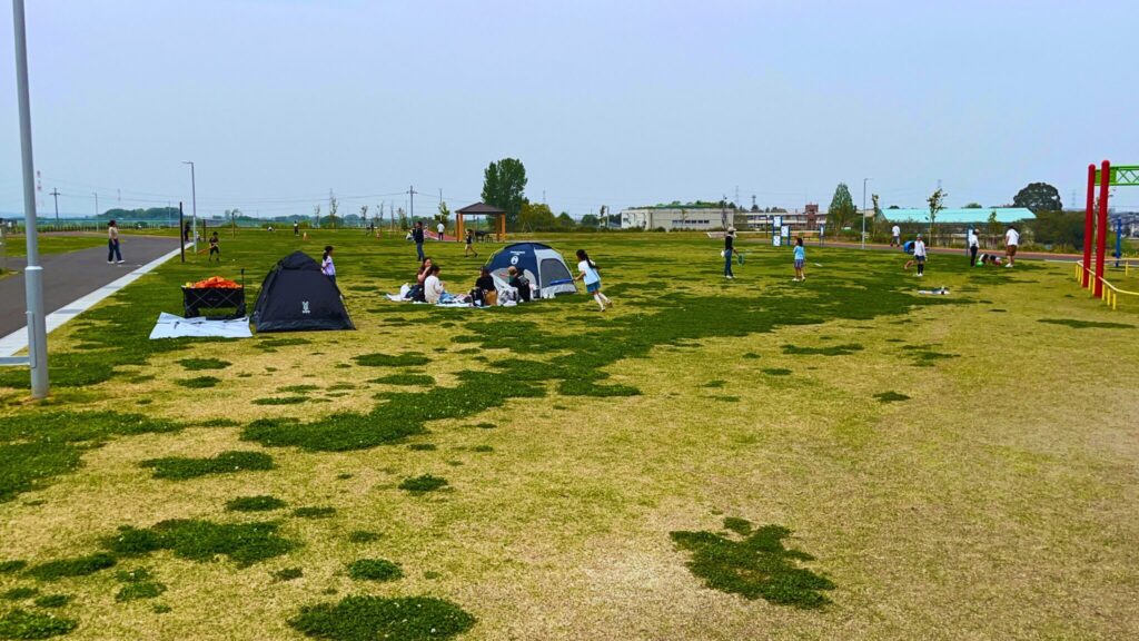 大間近隣公園(大間見晴らしの丘)の全面芝の多目的広場