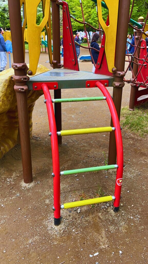岩槻城址公園のわんぱく広場内にある小学生向け複合遊具のはしご階段