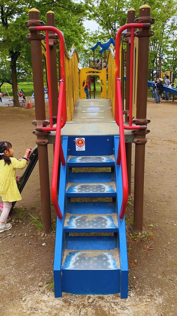 岩槻城址公園のわんぱく広場内にある幼児向け複合遊具の青い階段