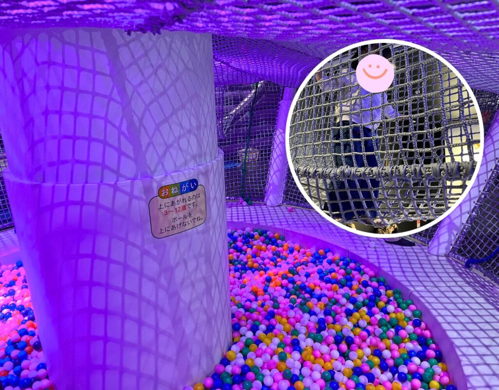 ながのこども館ながノビ!宇宙アスレチック内のネット遊具で遊ぶ子供