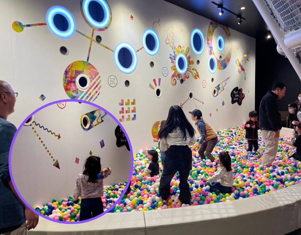 ながのこども館ながノビ!宇宙アスレチック内でボール投げをする子ども