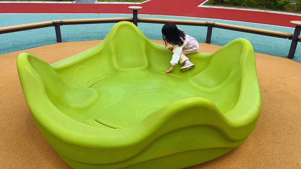 大間近隣公園(大間見晴らしの丘)の回転するインクルーシブ遊具。