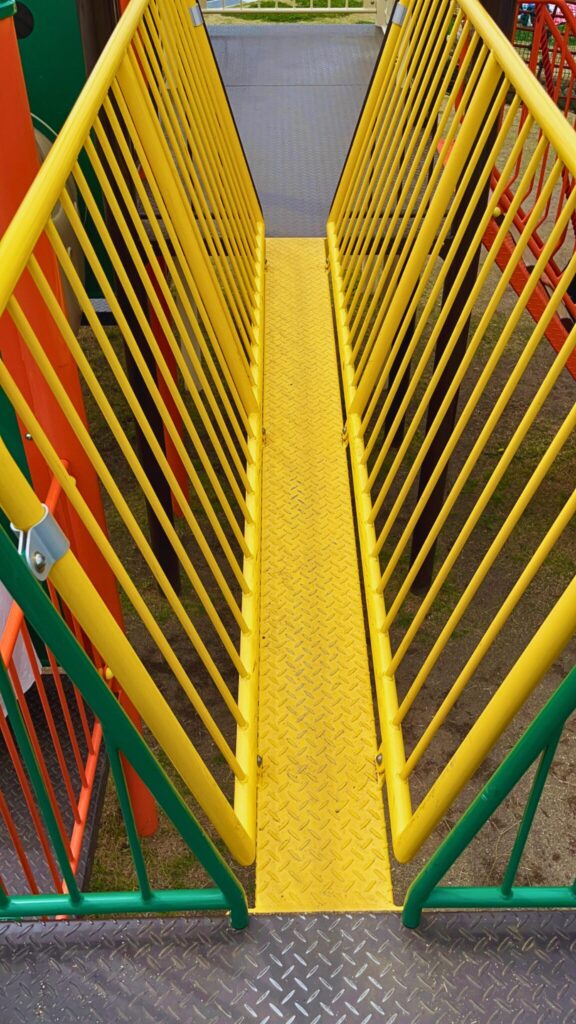 大間近隣公園(大間見晴らしの丘)の小学生向け大型複合遊具の一本橋