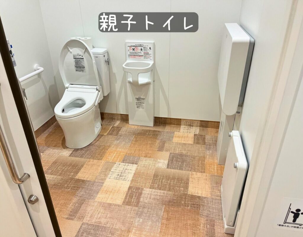 ながのこども館ながノビ!の親子トイレ内のおむつ台、ベビーチェア
