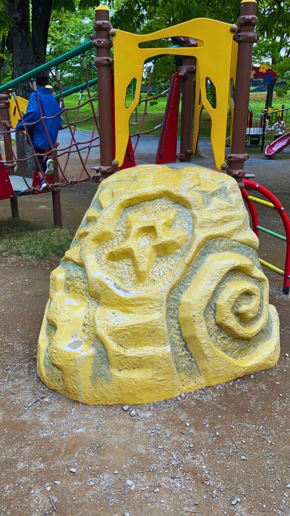岩槻城址公園のわんぱく広場内にある小学生向け複合遊具の化石にデザインされたクライミング遊具