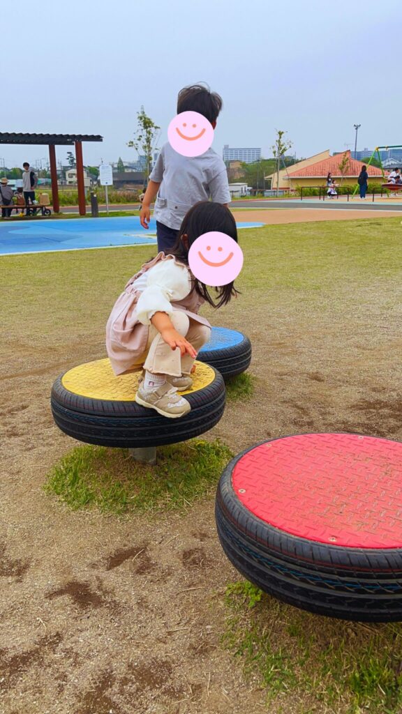大間近隣公園(大間見晴らしの丘)の小学生向けの大型複合遊具のタイヤの飛び石遊具