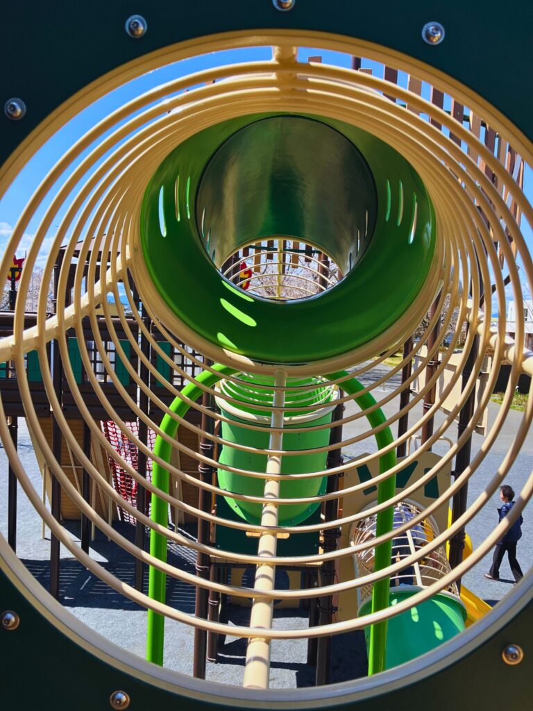 びん沼自然公園のトンネル遊具の中の様子