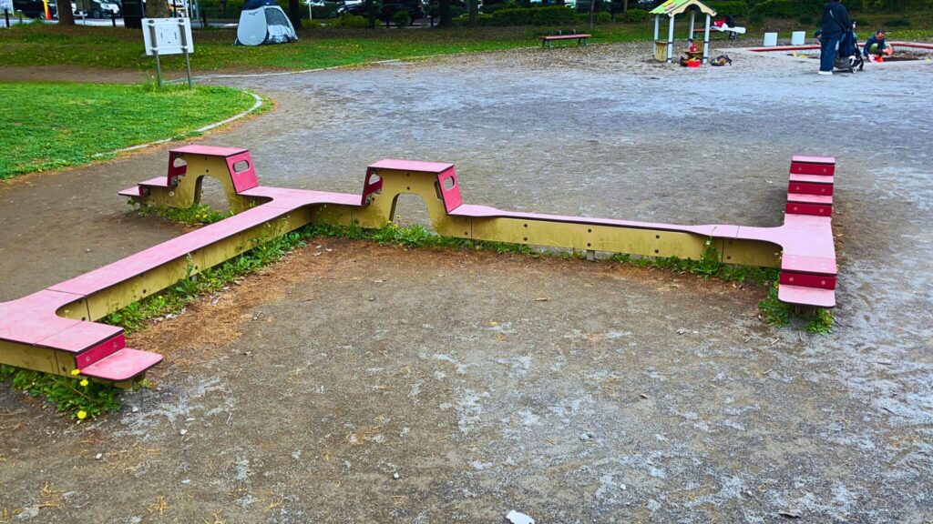 岩槻城址公園のわんぱく広場内にある赤色のコースのバランス遊具