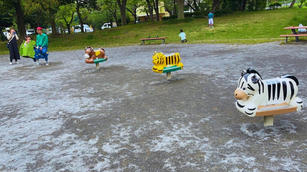 岩槻城址公園のわんぱく広場内にある動物のデザインのロッキング遊具
