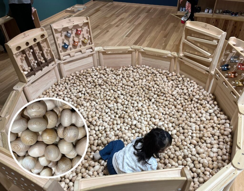 ながのこども館ながノビ!の木のボールプールや知育玩具で遊ぶ子供
