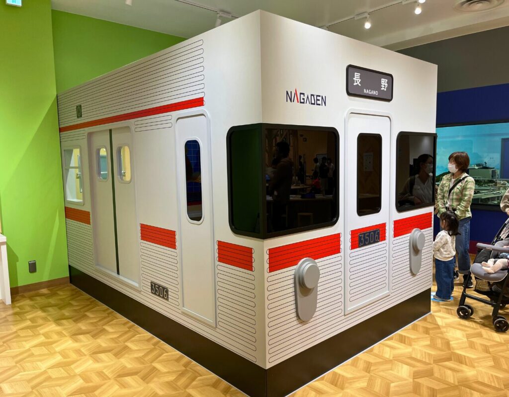ながのこども館ながノビ!科学と創造の広場内の電車運転シミュレーション装置の外観