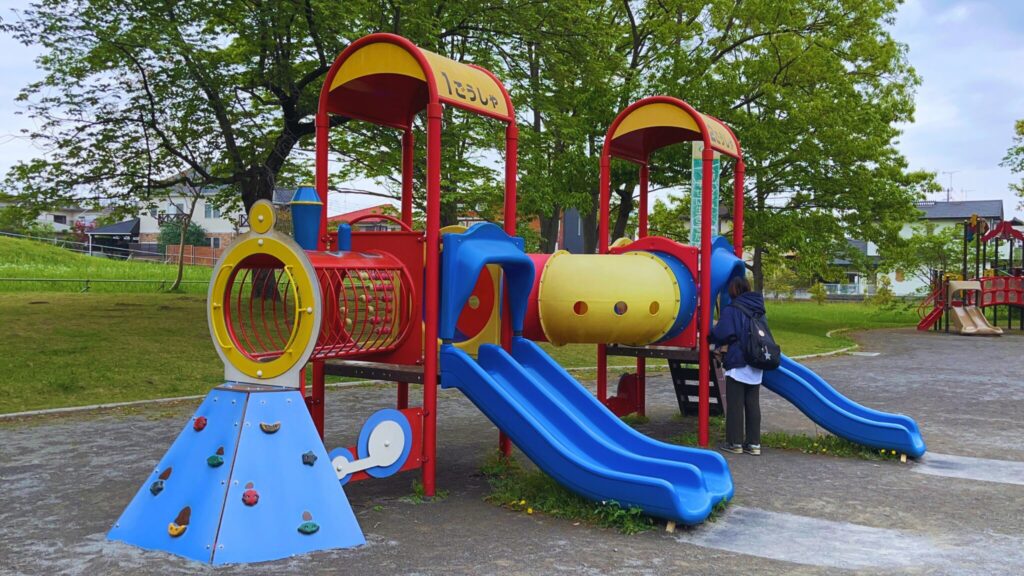 岩槻城址公園のわんぱく広場内にある汽車のデザインの幼児向け複合遊具
