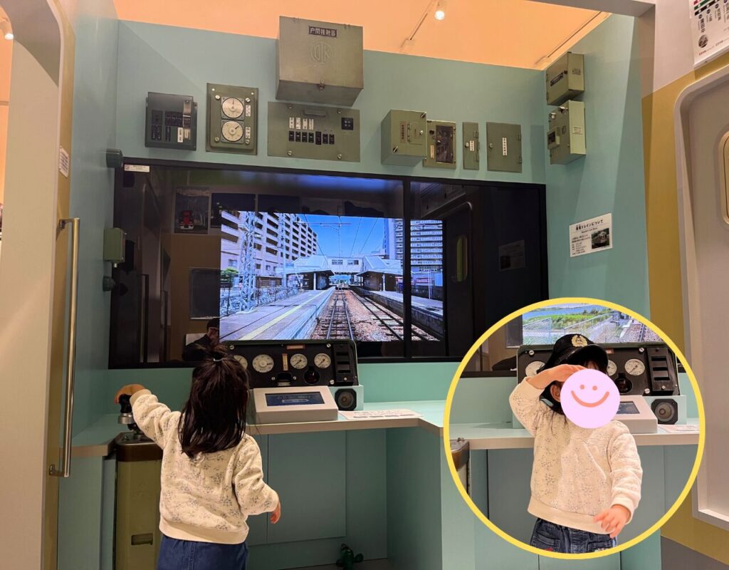 ながのこども館ながノビ!科学と創造の広場内の電車運転シミュレーションで遊ぶ子供