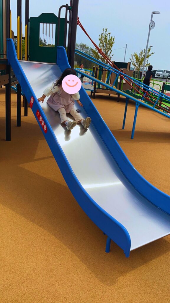 大間近隣公園(大間見晴らしの丘)の幼児向け複合遊具のすべり台