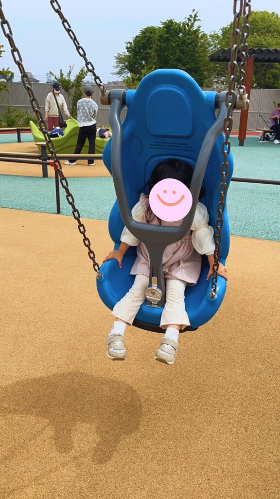 大間近隣公園(大間見晴らしの丘)のブランコ型のインクルーシブ遊具。の補助具付きの4点固定のブランコ。