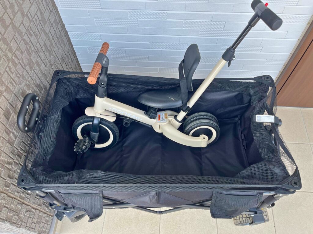 ヤトミののりかえ三輪車がキャリーワゴンに収納されています