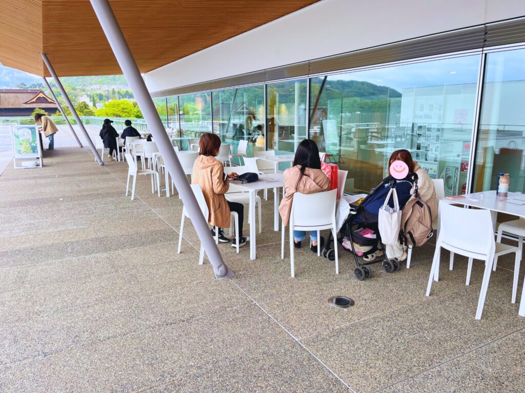 長野県立美術館の屋外広場にあるテラス席
