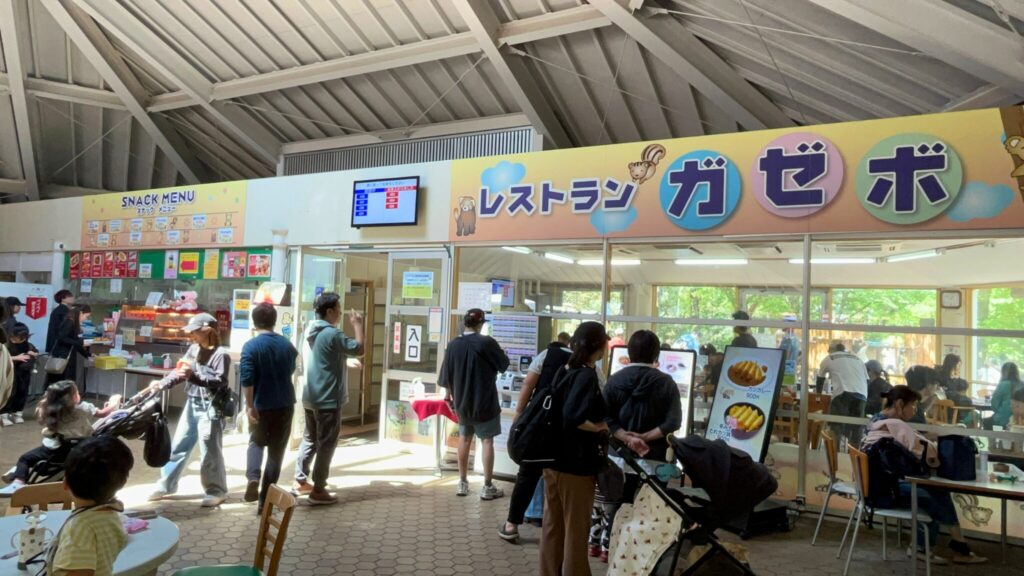 埼玉県子ども動物自然公園のレストランガゼボと軽食カウンター