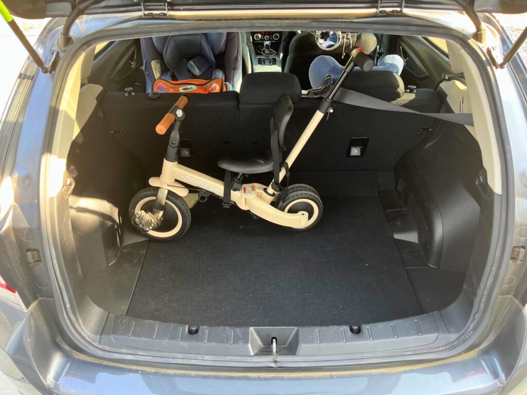 ヤトミののりかえ三輪車が自動車のトランクに収納されています