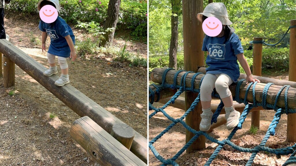 埼玉県子ども動物自然公園の冒険の森アスレチック「くまの散歩道」で遊ぶ子供