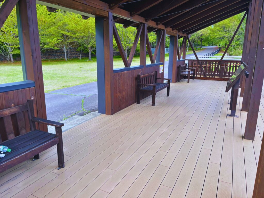 地附山公園の第一展望台のベンチ