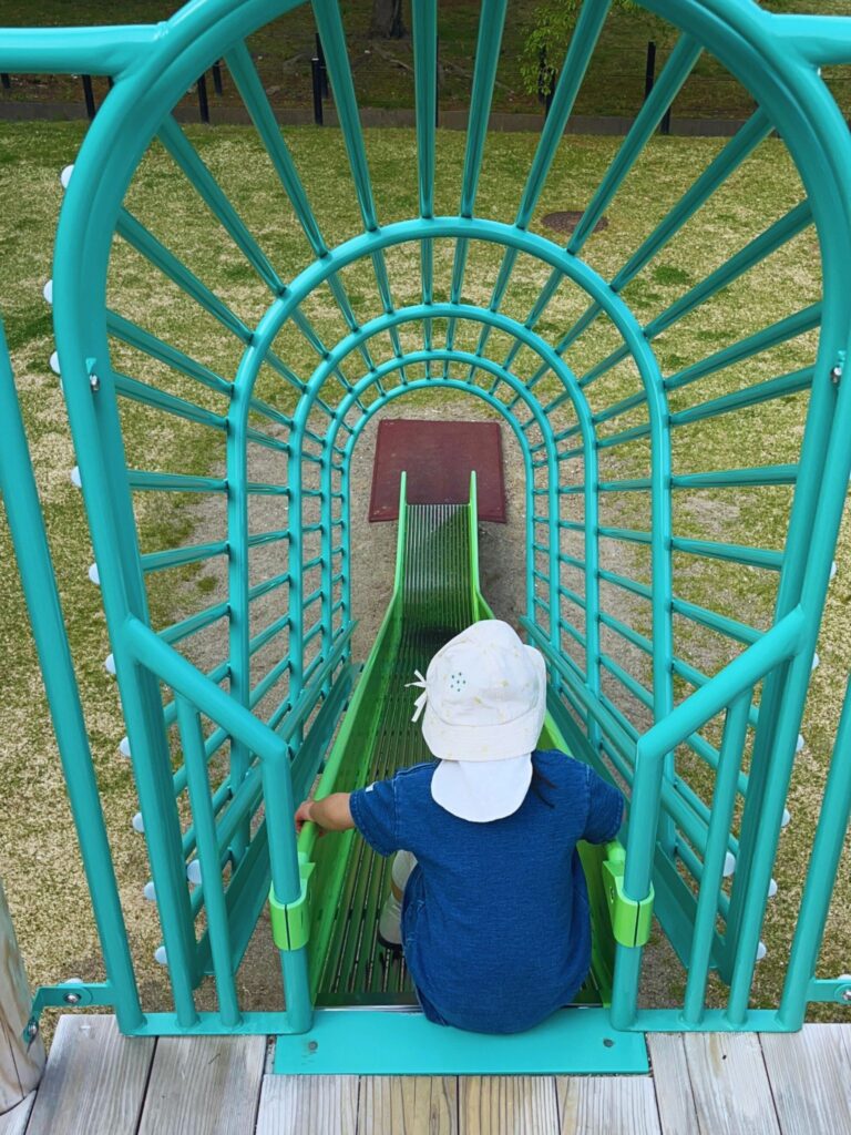 地附山公園の大型複合遊具-すべり台で遊ぶ子供