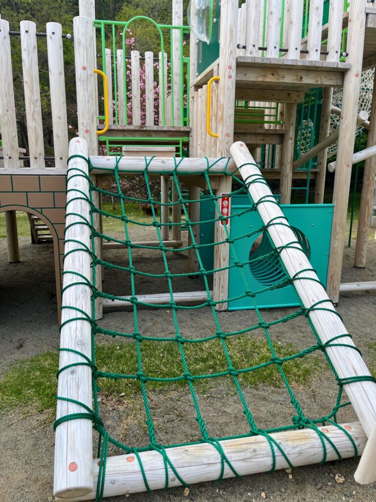 地附山公園の大型複合遊具-ネット登り