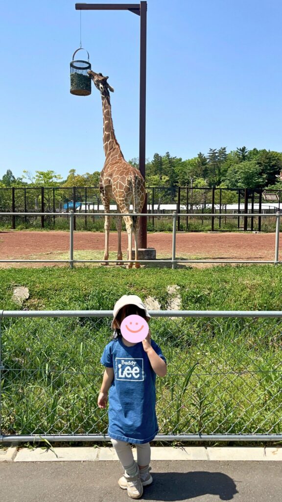 埼玉県子ども動物自然公園のキリンと子ども