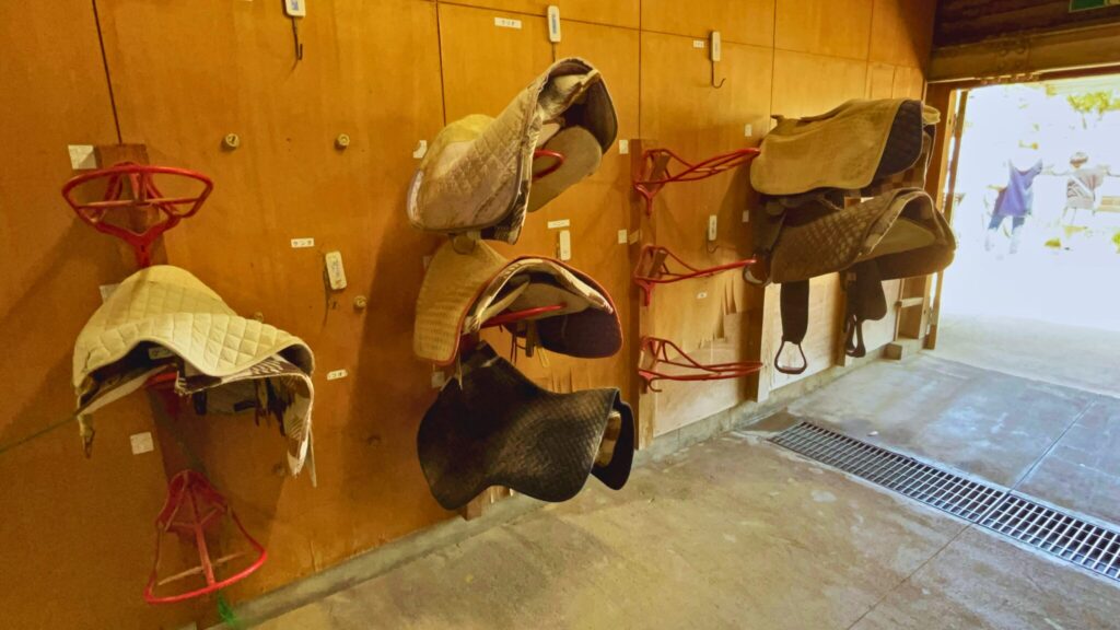 埼玉県子ども動物自然公園の馬小屋にある鞍