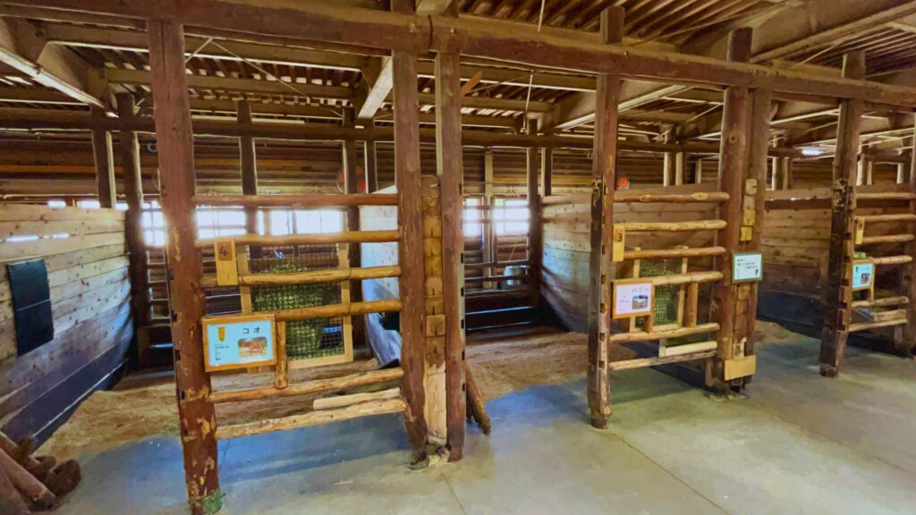 埼玉県子ども動物自然公園の馬小屋