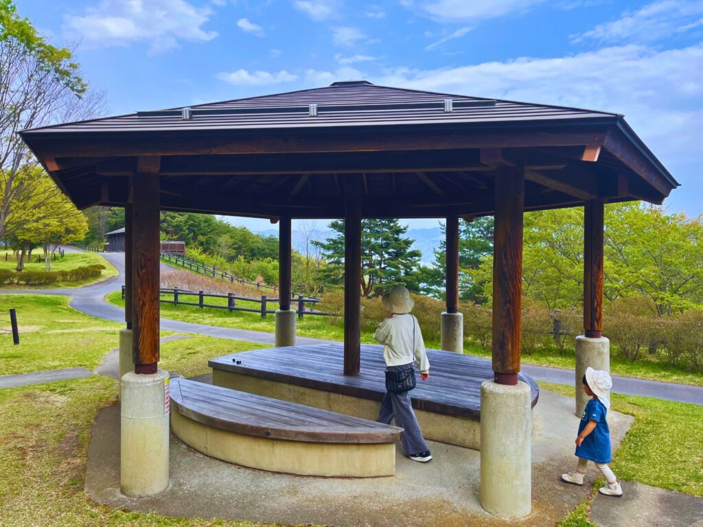 地附山公園のちびっこ広場横の休憩所
